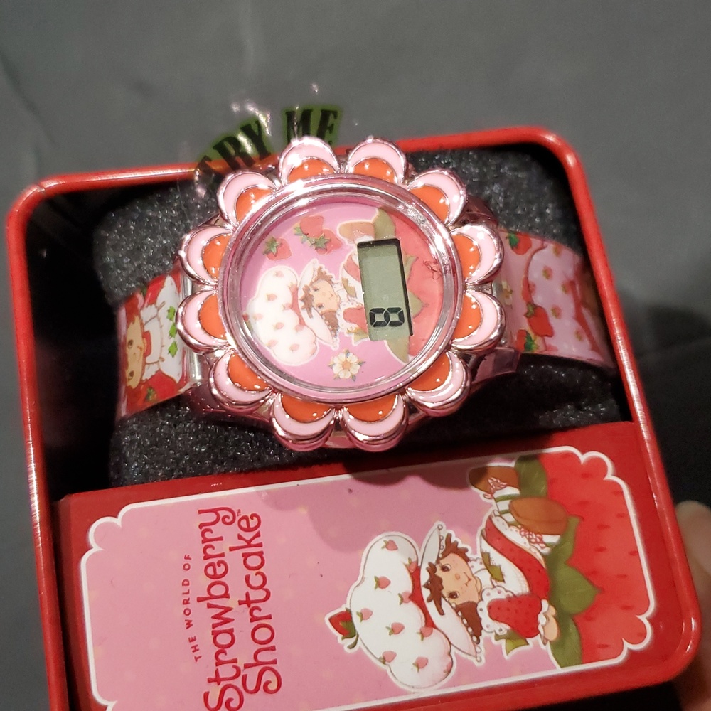 The world of Strawberry shortcake pink metallic scalloped floral face wristwatch